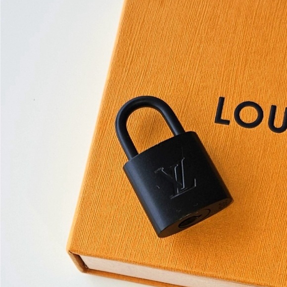 Louis Vuitton Elegant Black Matte Lock - Picture 1 of 3